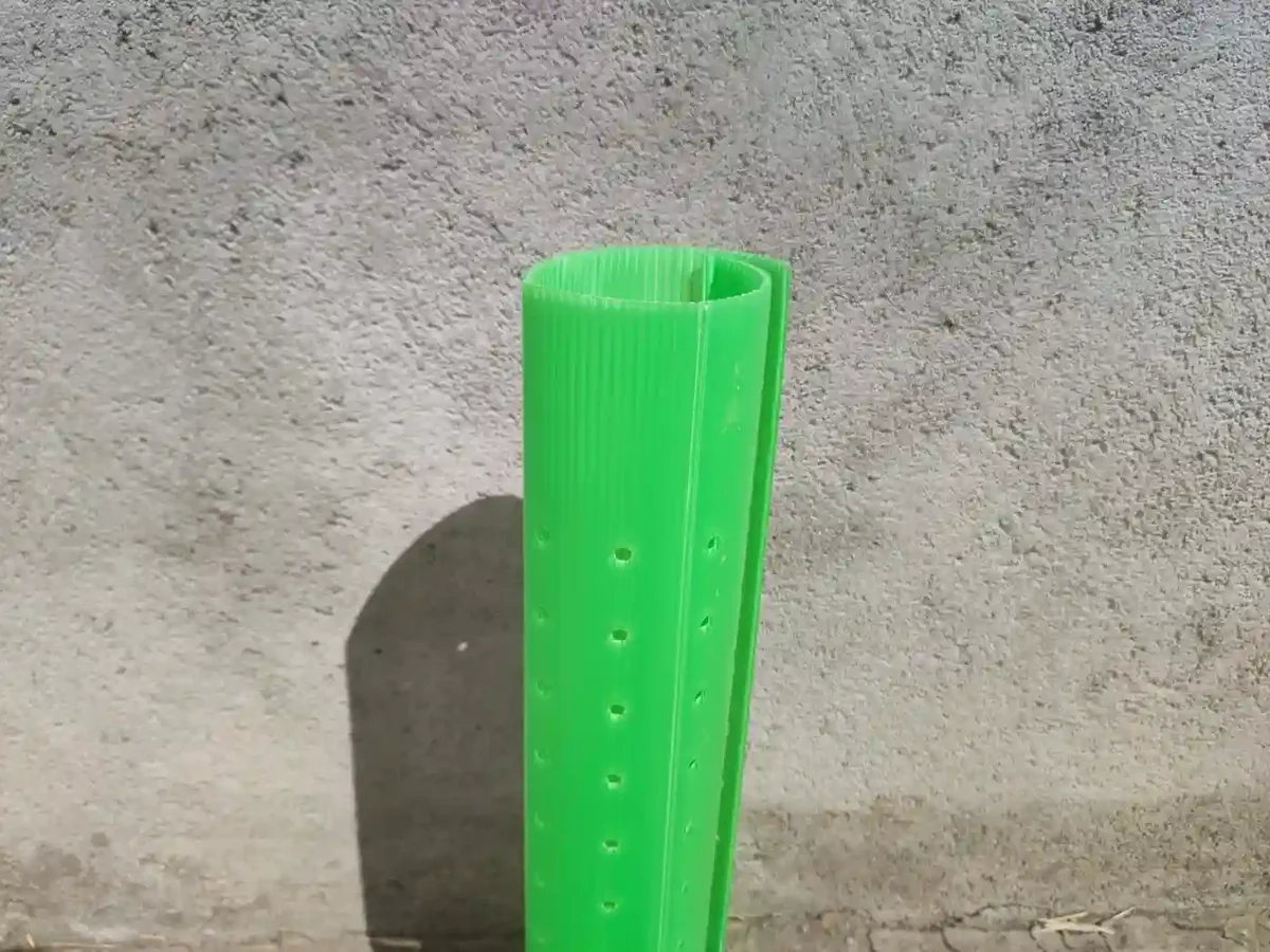 Protetor de plástico perfurado para árvores jovens